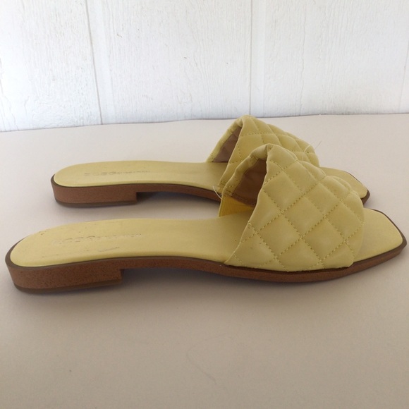 BCBGENERATION YELLOW SLIDE SANDALS  NWT SIZE 9 - Picture 9 of 13